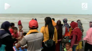 Mendadak daerah Tanjung Pakis ramai didatangi ratusan warga ramai dari karawang serta luar daerah lainnya, hanya untuk melihat lokasi jatuhnya pesawat.