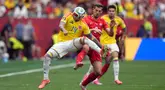 Pemain Kolombia Gustavo Puerta berebut bola dengan pemain Swiss Remo Freuler dari selama pertandingan sepak bola babak 16 besar Piala Dunia antara Swiss dan Kolombia di Vancouver, British Columbia, Selasa, 7 Juli 2026. (AP/ The Canadian Press/ Darryl Dyck)
