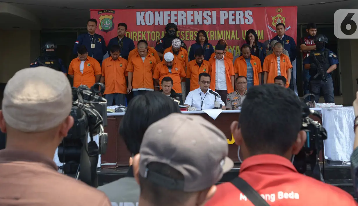 Wadir Reskrimum Polda Metro Jaya AKBP Dedy Murti Haryadi menyampaikan keterangan pers saat rilis kasus penganiayaan terhadap pegiat media sosial Ninoy Karundeng di Jakarta, Selasa (22/10/2019). Polisi menetapkan 15 tersangka dalam kasus penganiayaan terhadap Ninoy Karundeng. (merdeka.com/Imam Buhori