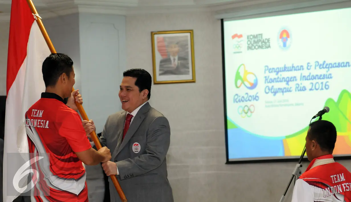 Ketua KOI, Erick Thohir memberikan bendera Merah Putih kepada CDM Raja Sapta Oktohari saat upacara Pengukuhan dan Pelepasan Kontingen Olimpiade Rio 2016 di Wisma Kemenpora Jakarta, Selasa (21/6). (Liputan6.com/Helmi Fithriansyah)