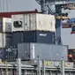Aktivitas bongkar muat kontainer di dermaga ekspor impor Pelabuhan Tanjung Priok, Jakarta, Rabu (5/8/2020). Menurut BPS, pandemi COVID-19 mengkibatkan ekspor barang dan jasa kuartal II/2020 kontraksi 11,66 persen secara yoy dibandingkan kuartal II/2019 sebesar -1,73. (merdeka.com/Iqbal S. Nugroho)