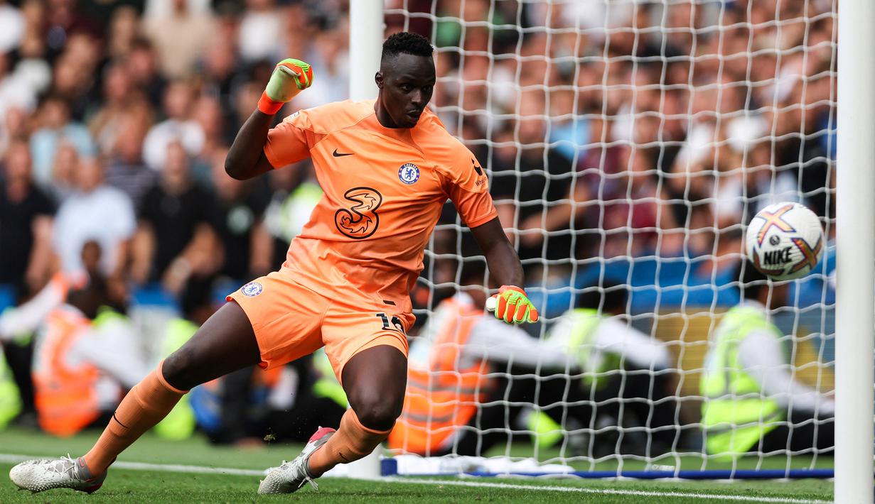 Kiper Chelsea, Edouard Mendy menyaksikan bola membentur tiang gawangnya saat menghadapi West Ham United pada laga Liga Inggris 2022/2023 di Stamford Bridge, London (3/9/2022). Masih menyisakan kontrak hingga 30 Juni 2025 bersama Chelsea, Edouard Mendy memutuskan bergabung dengan Al Ahli mulai musim 2023/2024. Belum diketahui berapa nilai transfer yang dikeluarkan Al Ahli untuk Edouard Mendy yang akan dikontrak selama 3 tahun. (AFP/Adrian Dennis)