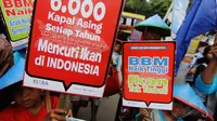Dalam aksi di depan Kantor Susi Pudjiastuti itu, massa juga membawa spanduk berisi tuntutan mereka, Jakarta, Jumat (21/11/2014). (Liputan6.com/Faizal Fanani)