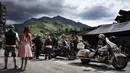 Puluhan penggemar sepeda motor gede berkumpul saat mengikuti 6th Morzine-Avoriaz Harley Days 2017, Morzine (15/7). Sekitar 10.000 sepeda motor dan 30.000 bikers dari seluruh Eropa berkumpul untuk mengikuti acara ini. (AFP Photo/Jean-Philippe Ksaizek)