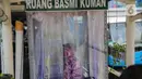 Calon penumpang berada di dalam bilik disinfektan di Halte Transjakarta Harmoni, Jakarta, Selasa (7/4/2020). Pemasangan bilik disinfektan tersebut sebagai upaya pencegahan penyebaran virus Corona COVID-19 di lingkungan Halte Transjakarta. (Liputan6.com/Faizal Fanani)