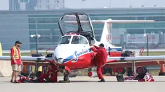 Kapten Regan Wickett (kanan)  dan pilot Patricia Brunelle (tengah) mempersiapkan pesawat jet Snowbird untuk mengikuti Canadian International Air Show di Bandara Pearson, Toronto (3/9/2015). Acara ini digelar selama tiga hari. (REUTERS/Louis Nastro)
