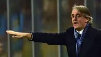 Pelatih Inter Milan, Roberto Mancini, memberikan arahan kepada anak asuhnya saat melawan Bologna. Pada laga selanjutnya Inter Milan harus menghadapi tuan rumah AS Roma. (AFP/Giuseppe Cacace)