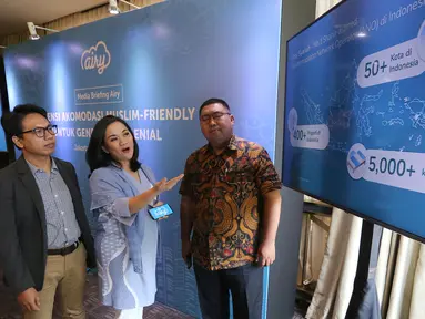 Peneliti Alvara Research Center Lilik Purwandi, VP Marketing Airy Ika Paramita dan Head of Business Unit Airy Ricky Zulfandi berbincang di sela-sela media briefing Potensi Akomodasi Muslim Friendly untuk Generasi Milenial di Jakarta, Kamis (31/10/2019). (Liputan6.com/Fery Pradolo)