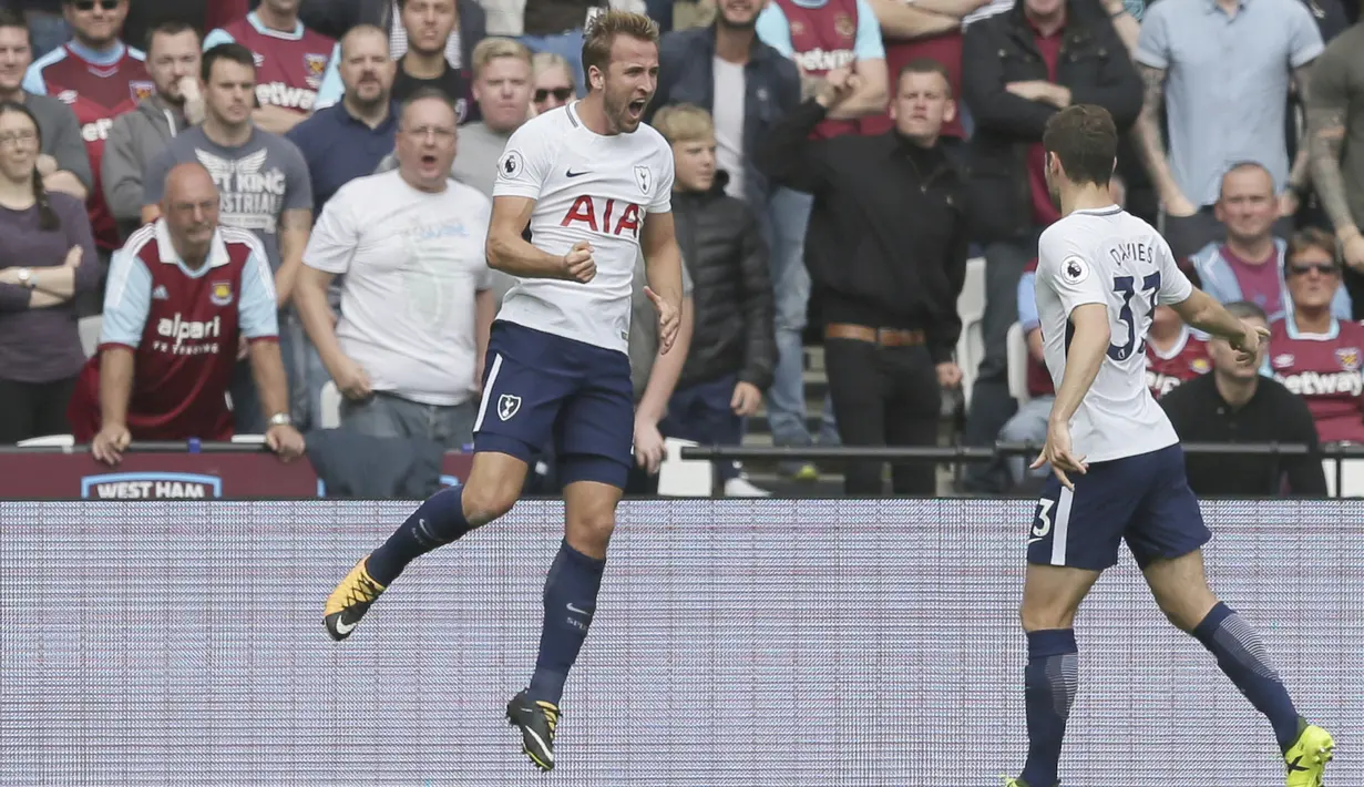 Striker Tottenham, Harry Kane (kiri) merayakan gol saat melawan  West Ham United pada panjutan Premier League di London Stadium, London, (23/9/2017). Tottenham menang 3-2. (AP/Tim Ireland)