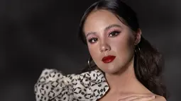 Tatanan rambut dengan gaya ikat tengah membuat bintang film Nini Thowok ini makin cantik. Memakai aksesori berupa anting bentuk bulat mendukung penampilan Nicole Rossi dalam pemotretannya kali ini. Tak sedikit netizen yang membubuhkan komentar untuk memuji penampilan mantan artis cilik ini. 9 tahun berkarier tentunya banyak yang ikuti perjalanan kariernya. (Liputan6.com/IG/@nicole_rossi_)