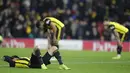 Pemain Watford yang kecewa dengan kekalahan pada laga lanjutan Premier League yang berlangsung di Stadion Vicarage Road, Watford, Rabu (24/12). Watford kalah 1-2 kontra Chelsea. (AFP/AP)