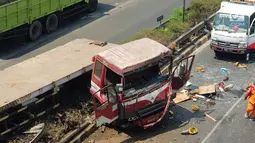 Penampakan truk trailer usai terlibat kecelakaan dengan minibus di Tol JORR TB Simatupang Km 29, Jakarta, Jumat (30/8/2019). Kecelakaan tersebut menyebabkan kemacetan panjang. (Liputan6.com/Herman Zakharia)