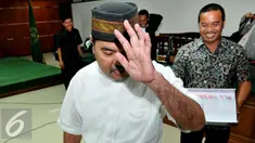 Panitera PTUN Medan, Syamsir Yusfan menjalani sidang perdana di Pengadilan Tipikor, Jakarta, Kamis (10/9/2015). Syamsir menjadi tersangka dugaan suap yang melibatkan Gubernur Sumatra Utara Gatot dan Pengacara OC Kaligis. (Liputan6.com/Andrian M Tunay)