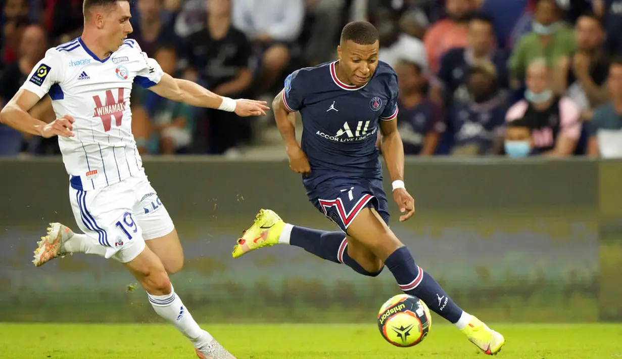 bintang muda, Kylian Mbappe, menjadi andalan tim tuan rumah di laga tersebut lantaran PSG tampil tanpa memainkan para pemain bintangnya seperti Neymar, Angel Di Maria hingga tiga rekrutan barunya Lionel Messi, Sergio Ramos dan Gianluigi Donnarumma. (Foto/AP/Francois Mori)