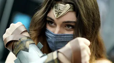 Cosplayer tiba pada hari pertama New York Comic Con 2021 di Jacob Javits Center, New York, Amerika Serikat, 7 Oktober 2021. New York Comic Con 2021 merupakan acara budaya pop terbesar di East Coast yang berlangsung selama empat hari ini. (TIMOTHY A. CLARY/AFP)