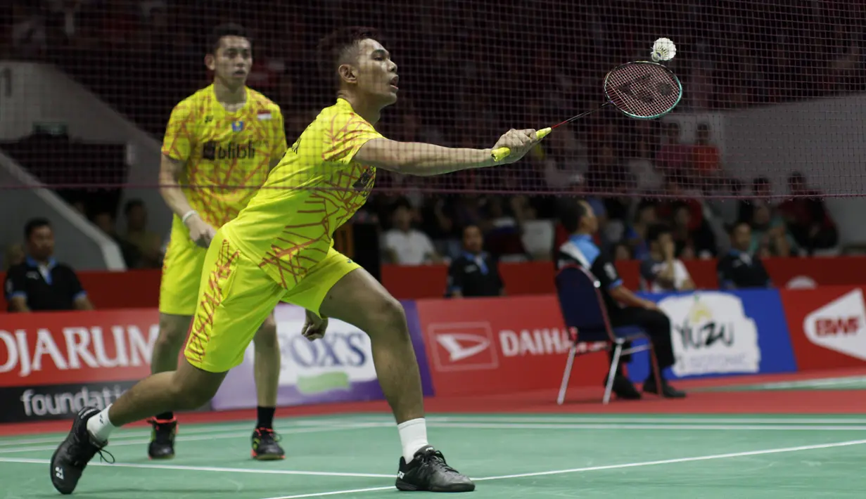 Ganda putra Indonesia, Fajar Alfian, berusaha memukul kok saat melawan rekan senegaranya pada Indonesia Masters 2019 di Istora Senayan, Jakarta, Rabu (23/1). Fajar / Rian gagal lolos ke semifinal. (Bola.com/Yoppy Renato)