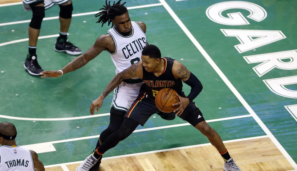 Pemain Boston Celtics, Jae Crowder, menghadang pergerakan pemain Atlanta Hawks, Kent Bazemore (24), pada laga play off NBA di TD Garden, Sabtu (23/4/2016) WIB. (Reuters/David Butler II-USA TODAY Sports)