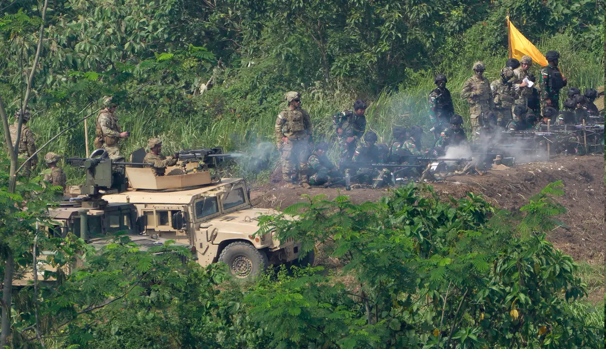 Tentara Amerika Serikat dan Indonesia memberikan dukungan tembakan saat latihan militer gabungan Super Garuda Shield 2022 di Baturaja, Sumatera Selatan, Indonesia, Jumat (12/8/2022). (AP Photo/Dita Alangkara)