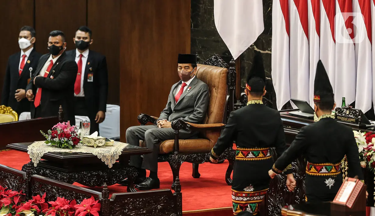 Presiden Joko Widodo menghadiri rapat Paripurna pembukaan masa persidangan I DPR tahun sidang 2022-2023 di Gedung Nusantara, Kompleks Parlemen, Senayan, Jakarta, Selasa (16/8/2022).  Rapat kali ini berbeda dengan rapat sidang tahunan MPR RI pagi tadi, Presiden Jokowi hadir bersama Ma'ruf Amin dengan setelah jas yang rapi. (Liputan6.com/Johan Tallo)