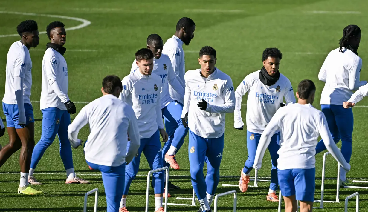 Pertandingan Olympiacos vs Real Madrid akan berlangsung di Karaiskakis Stadium, pada Kamis 27 November 2025, pukul 03.00 WIB. Tampak dalam foto, gelandang Real Madrid asal Inggris, Jude Bellingham (tengah) dan rekan-rekannya berlatih selama sesi latihan jelang matchday 5 league phase Liga Champions 2025/2026 melawan Olympiakos FC di Real Madrid Sports City, Valdebebas, pada Selasa 25 November 2025. (Javier SORIANO/AFP)