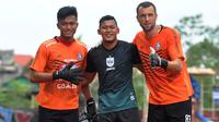 Kiper PSIS, Joko Ribowo (tengah), reuni dengan kiper Arema, Utam Rusdiana dan Srdan Ostojic
