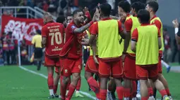 Tampil percaya diri, Persija Jakarta baru bisa membuka skor di akhir babak pertama, tepatnya di menit keempat injury time babak pertama (45+4) lewat aksi Emaxwell Souza De Lima. Tampak dalam foto, pemain Persija merayakan gol yang dicetak Maxwell Souza pada pertandingan lanjutan BRI Super League 2025/2026 melawan Dewa United Banten FC di Jakarta International Stadium (JIS), Minggu (15/3/2026) malam WIB. (Bola.com/M Iqbal Ichsan)