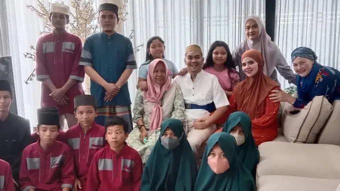 Indra Bekti bersama keluarga (Instagram/dhila_bekti)