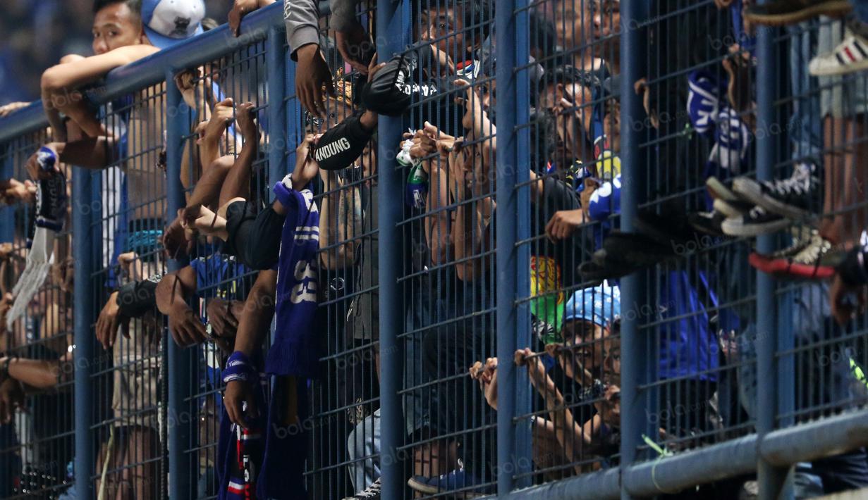 Bobotoh sangat antusias dan bersemangat ketika menyaksikan tim kesayangan berlaga di Stadion Gelora Bandung Lautan Api, Bandung. (16/7/2016). (Bola.com/Nicklas Hanoatubun)