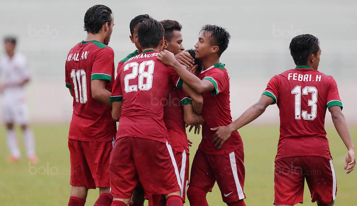 Para pemain Indonesia merayakan gol yang dicetak oleh Septian David Maulana ke gawang Myanmar pada Laga Sea Games 2017 di Stadion MPS, Selangor, Selasa (29/8/2017). Indonesia menang 3-1 atas Myanmar. (Bola.com/Vitalis Yogi Trisna)