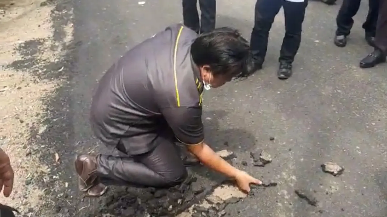 Viral Anggota DPRD Muara Enim Keruk Jalan Aspal Pakai Tangan Kosong