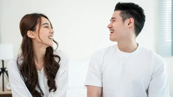 perempuan dan pasangan 8 juli tawa