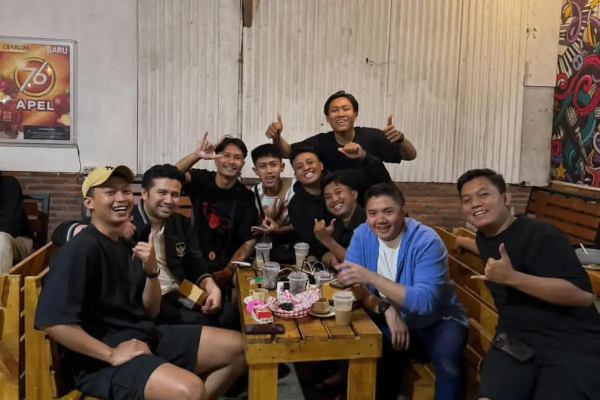 Sekretaris Kabinet Teddy Indra Wijaya menyempatkan diri nongkrong dan nonton bareng (nobar) laga Timnas Futsal Indonesia melawan Iran di sebuah warung kopi (warkop) di Kota Malang. (Setkab)