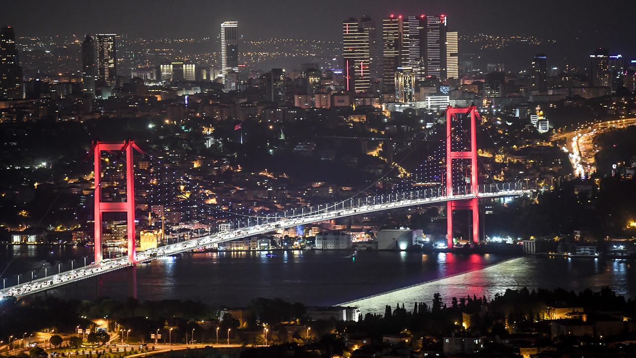 Pemandangan Menawan Jembatan Bosphorus di Malam Hari