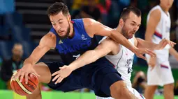 Pebasket Prancis, Joffrey Lauvergne (kiri) berebut bola dengan pebasket Serbia, Milan Macvan pada laga Grup A Olimpiade 2016 di Carioca Arena 1, Rio de Janeiro, 10 Augustus 2016. San Antonio Spurs menjadi tim basket terakhir bagi Lavergne. Ia tercatat telah memainkan 55 pertandingan selama semusim (2017-2018). (AFP/Andrej Isakovic)