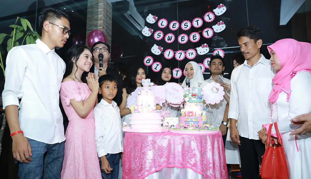 Suasana pesta makin meriah setelah pelantun Zapin Melayu itu kedatangan tamu istimewa yang selama ini dikabarkan menjalin hubungan spesial, Rizki D'Academy. (Galih W. Satria/Bintang.com)