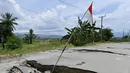 Jalanan rusak usai gempa dan tsunami melanda Kabupaten Sigi, Sulawesi Tengah, Kamis (4/10). Menurut data Badan Nasional Penanggulangan Bencana (BNPB), sebanyak 64 orang meninggal dunia akibat gempa dan tsunami di Sigi. (ADEK BERRY/AFP)
