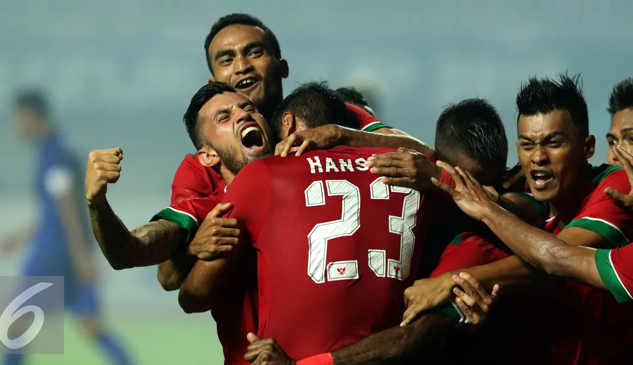 Pemain Timnas Indonesia merayakan gol yang dicetak Hansamu Yama Pranata (23) saat laga final pertama Piala AFF 2016 melawan Thailand di Stadion Pakansari, Bogor, Rabu (14/12). Indonesia unggul 2-1 atas Thailand. (Liputan6.com/Helmi Fithriansyah)
