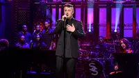 Tampil Emosional, Sam Smith Raih Piala di AMAs 2014