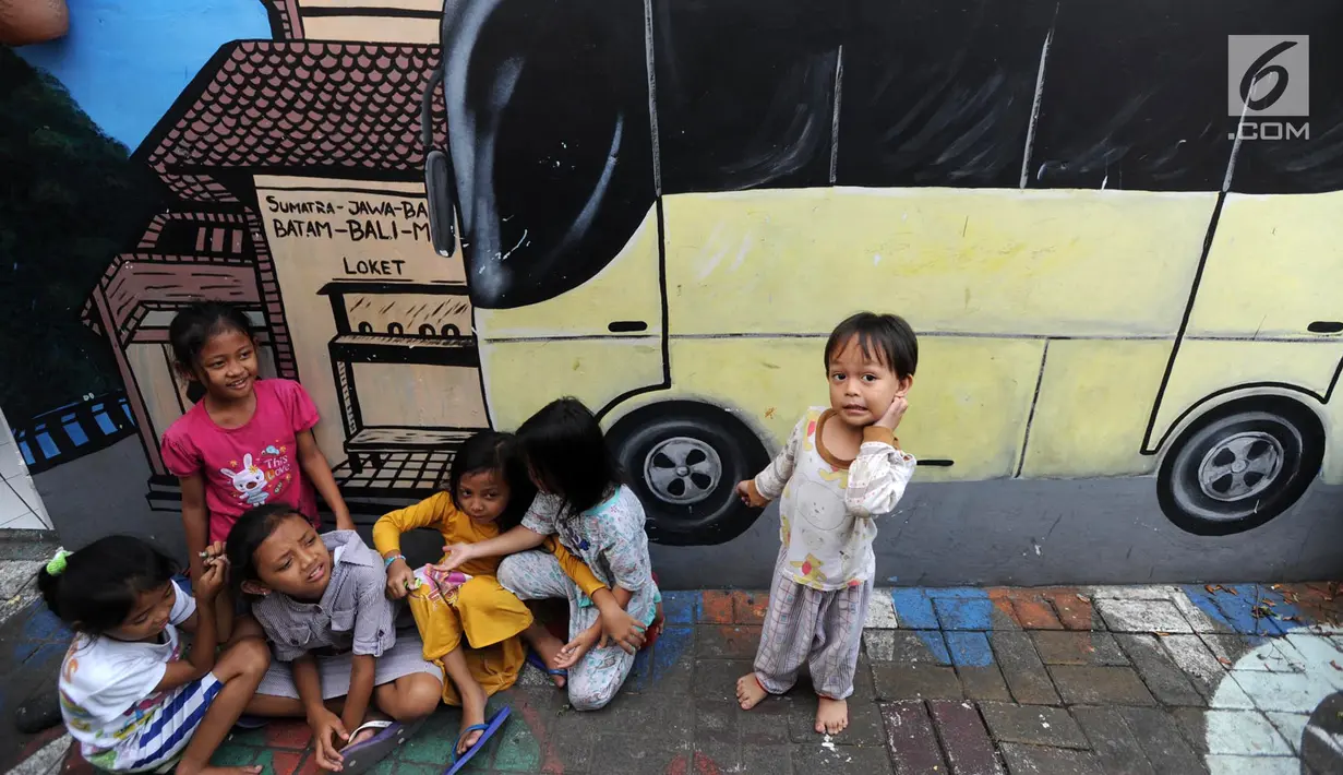 Anak-anak bermain di depan gambar mural/grafiti di Kampung Bekelir, Jalan Perintis Kemerdekaan, Kota Tangerang, Banten, Selasa (17/4). Kampung Bekelir disulap menjadi kampung warna-warni dengan gambar mural/grafiti. (Merdeka.com/Arie Basuki)