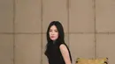 Di potret ini, Song Hye Kyo kenakan sleeveless midi dress hitam yang super simple. Dipadu dengan sling back heels hitam [@kyo1122]