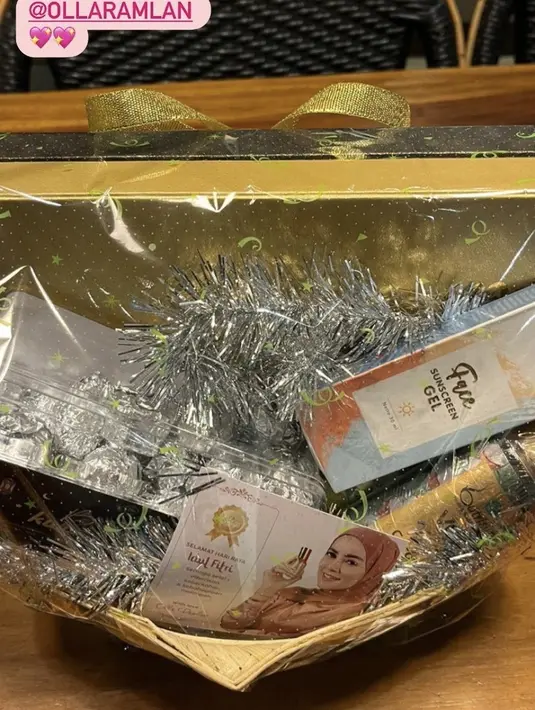 Olla Ramlan memberikan skincare seperti sunscreen, lengkap dengan kartu ucapan bergambar wajah dirinya memegang skincare tersebut. Credit: Instagram (@paula_verhoeven)