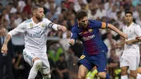 Sergio Ramos mengawal ketat Lionel Messi dalam leg kedua Piala Super Spanyol 2017 yang mempertemukan Real Madrid dan Barcelona di Santiago Bernabeu, Madrid, 16 Agustus 2017. (CURTO DE LA TORRE / AFP)