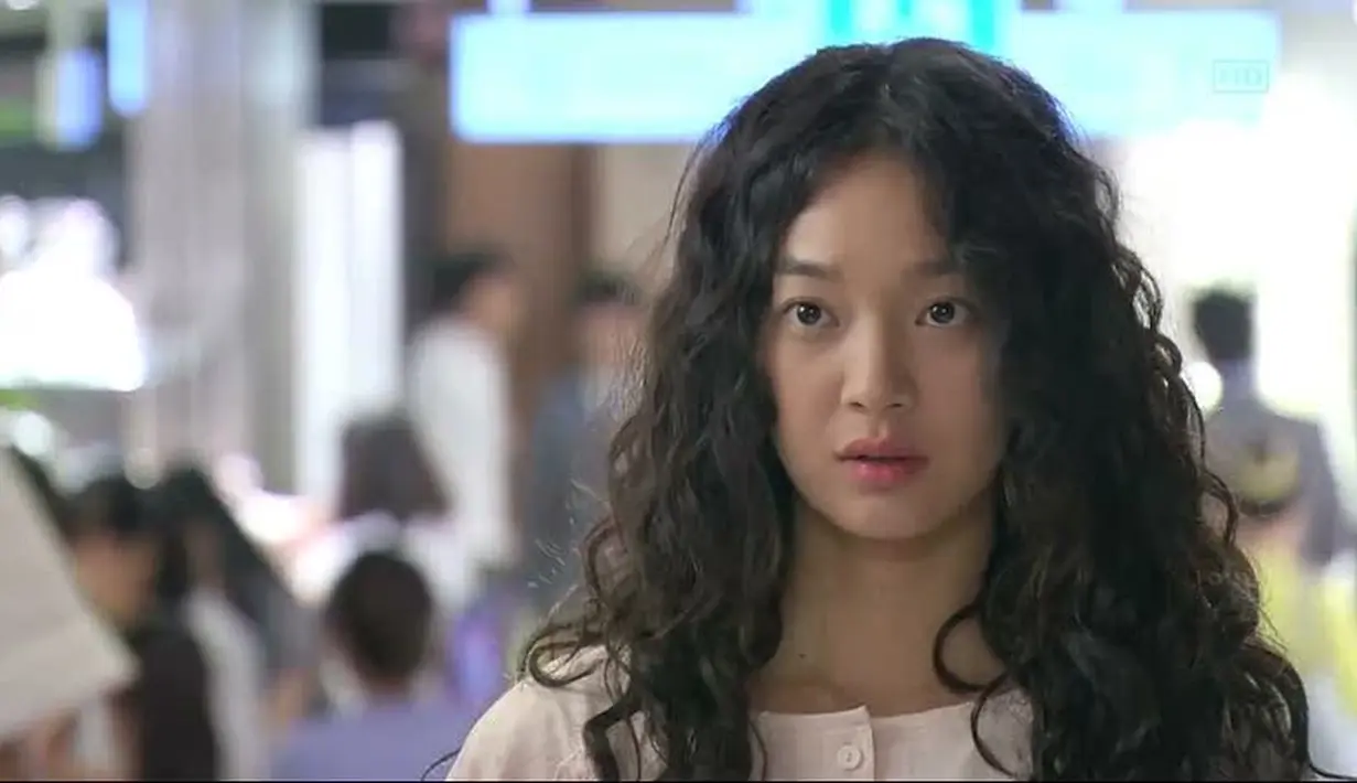 Shin Min Ah tampil dengan rambut keriting saat dirinya bermain dalam drama My Girlfriend is Gumiho. (Foto: dramafever.com)