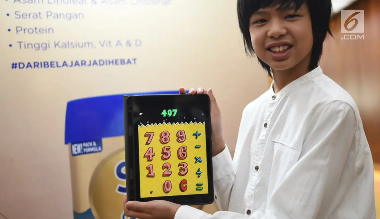 App develover cilik asal Indonesia, Yuma Soerianto memperkenalkan aplikasi karyanya usai media launch S26 Procal Gold di Jakarta, Kamis (19/9/2019). Di usianya yang baru 12 tahun, peraih beasiswa Apple Worldwide Developers Conference ini telah menciptakan sembilan aplikasi. (Liputan6.com/HO/Andri)