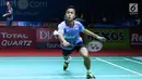 Tunggal putra Indonesia, Anthony Sinisuka Ginting mengambil kok dari pebulu tangkis Belanda, Mark Caljouw pada babak 32 besar Indonesia Open 2018, Istora GBK, Jakarta, Rabu (4/7). Anthony menang 21-9, 21-17. (Liputan6.com/Helmi Fithriansyah)