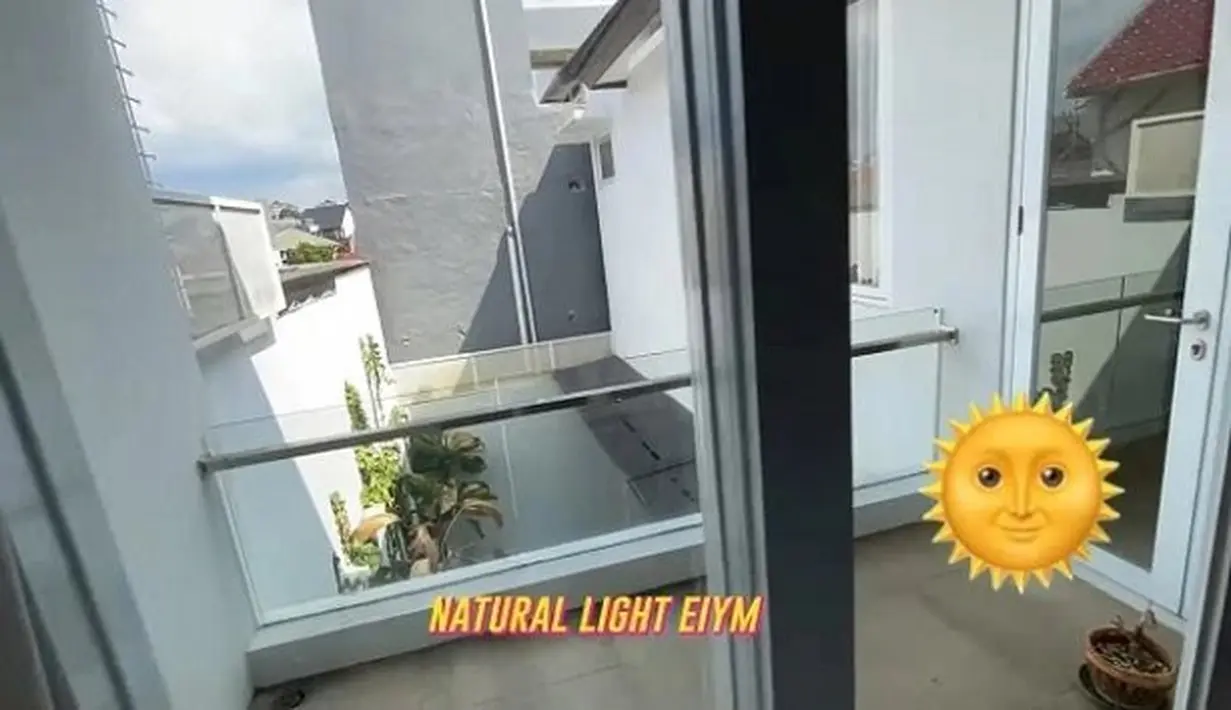 Kunci dari pencahayaan natural, beri banyak jendela yang luas agar sinar matahari masuk. [YouTube Patricia Gouw]