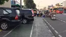 Kendaraan dan PKL menutup sebagian badan trotoar di kawasan Jatinegara, Jakarta, Senin (24/9). Kondisi trotoar yang telah diperlebar Pemprov DKI kini dipenuhi PKL dan parkir liar mengganggu kenyamanan pejalan kaki. (Liputan6.com/Immanuel Antonius)