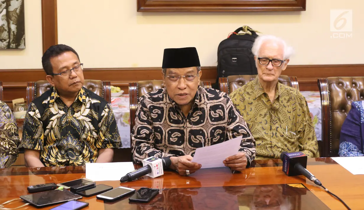 Ketua Umum Pengurus Besar Nahdlatul Ulama (PBNU), KH Said Aqil Siradj (tengah) bersama Rohaniawan Katolik Romo Franz Magnis Suseno (kanan) dan Sekretaris Umum PGI Pdt Gomar Gultom menggelar konferensi pers menyerukan perdamaian di Papua, di Jakarta, Senin (9/9/2019). (Liputan6.com/Angga Yuniar)