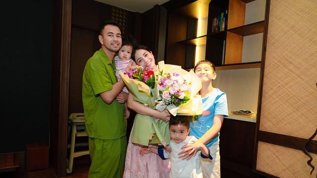 Potret Manis Raffi Ahmad dan Ketiga Anaknya Beri Kejutan Spesial untuk Nagita Slavina di Hari Ibu (credit: instagram/raffinagita1717)