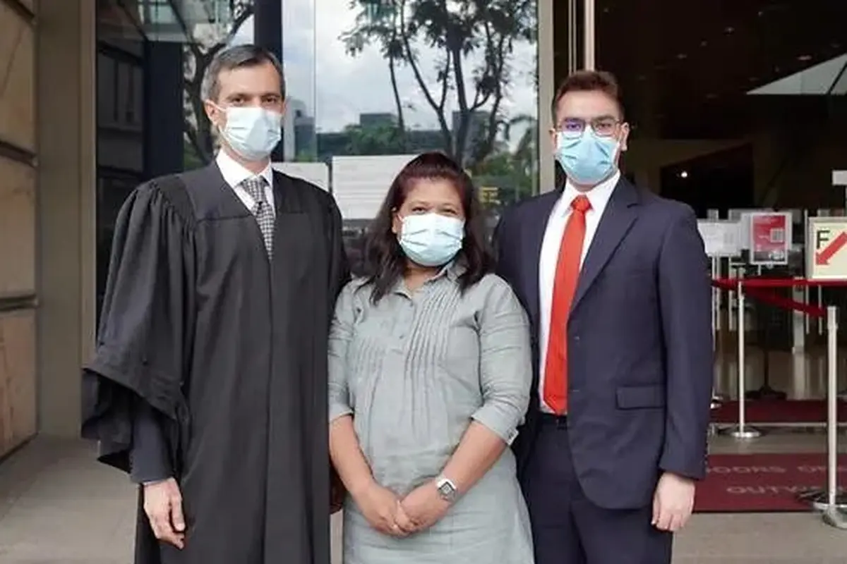 Parti Liyani bersama dengan pengacaranya. (Foto: Organisasi Kemanusiaan untuk Ekonomi Migrasi / Grace Baey)